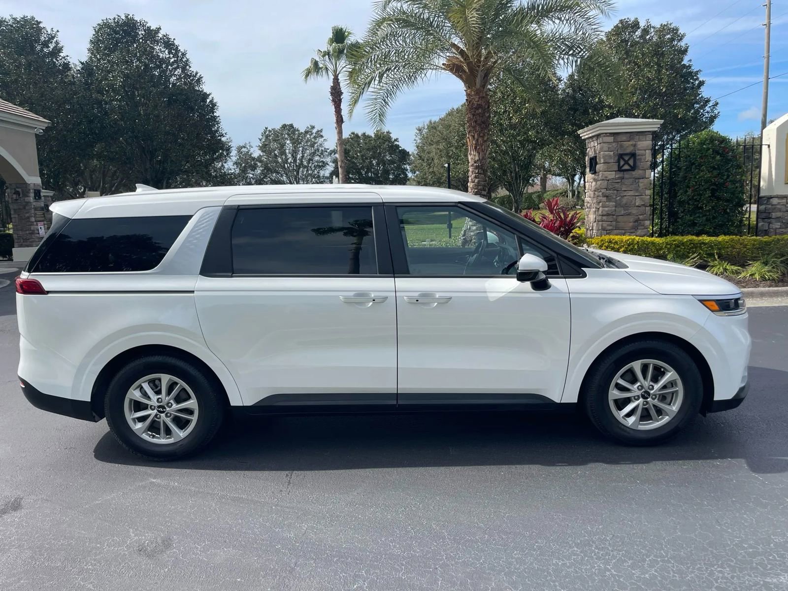 Used 2022 Kia Carnival LX image 4