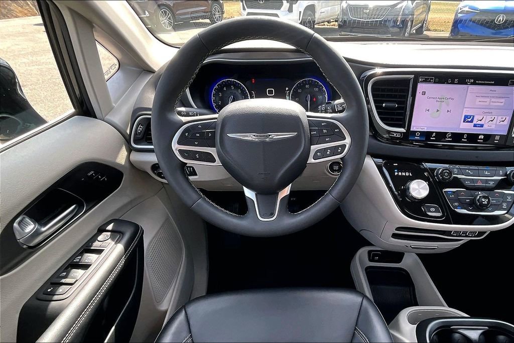 Used 2024 Chrysler Pacifica Touring-L image 8