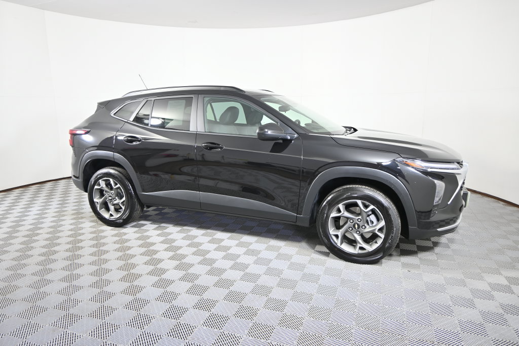 Used 2025 Chevrolet Trax LT FWD image 8