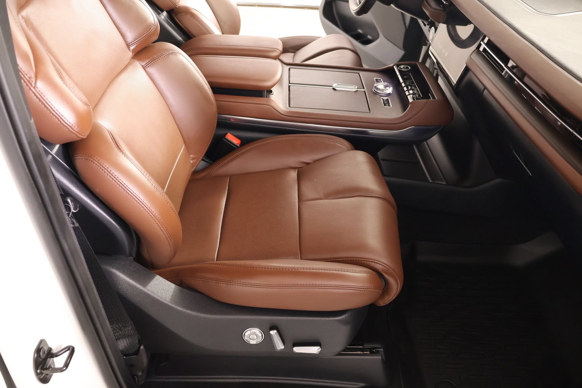 Used 2025 Lincoln Navigator L Reserve AWD/4WD image 15