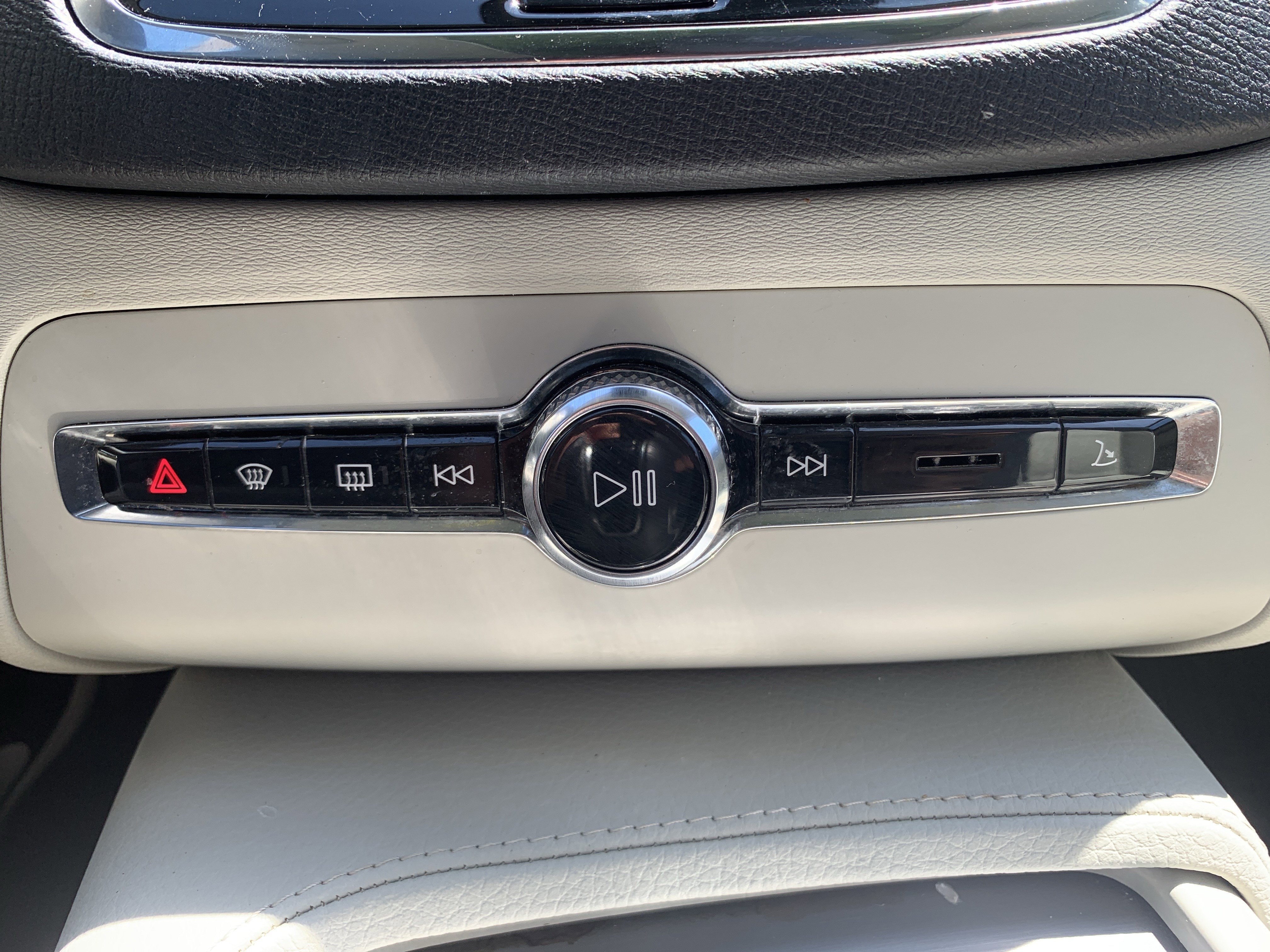 Used 2022 Volvo XC90 T5 Momentum w/ Climate Package FWD image 29