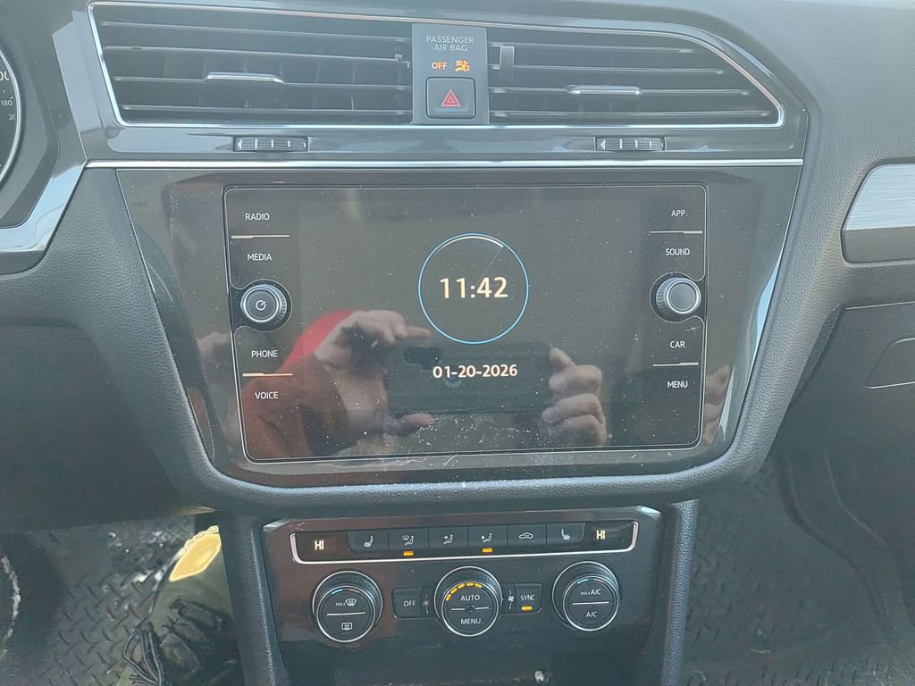Used 2020 Volkswagen Tiguan SE w/ Panoramic Sunroof Package image 10