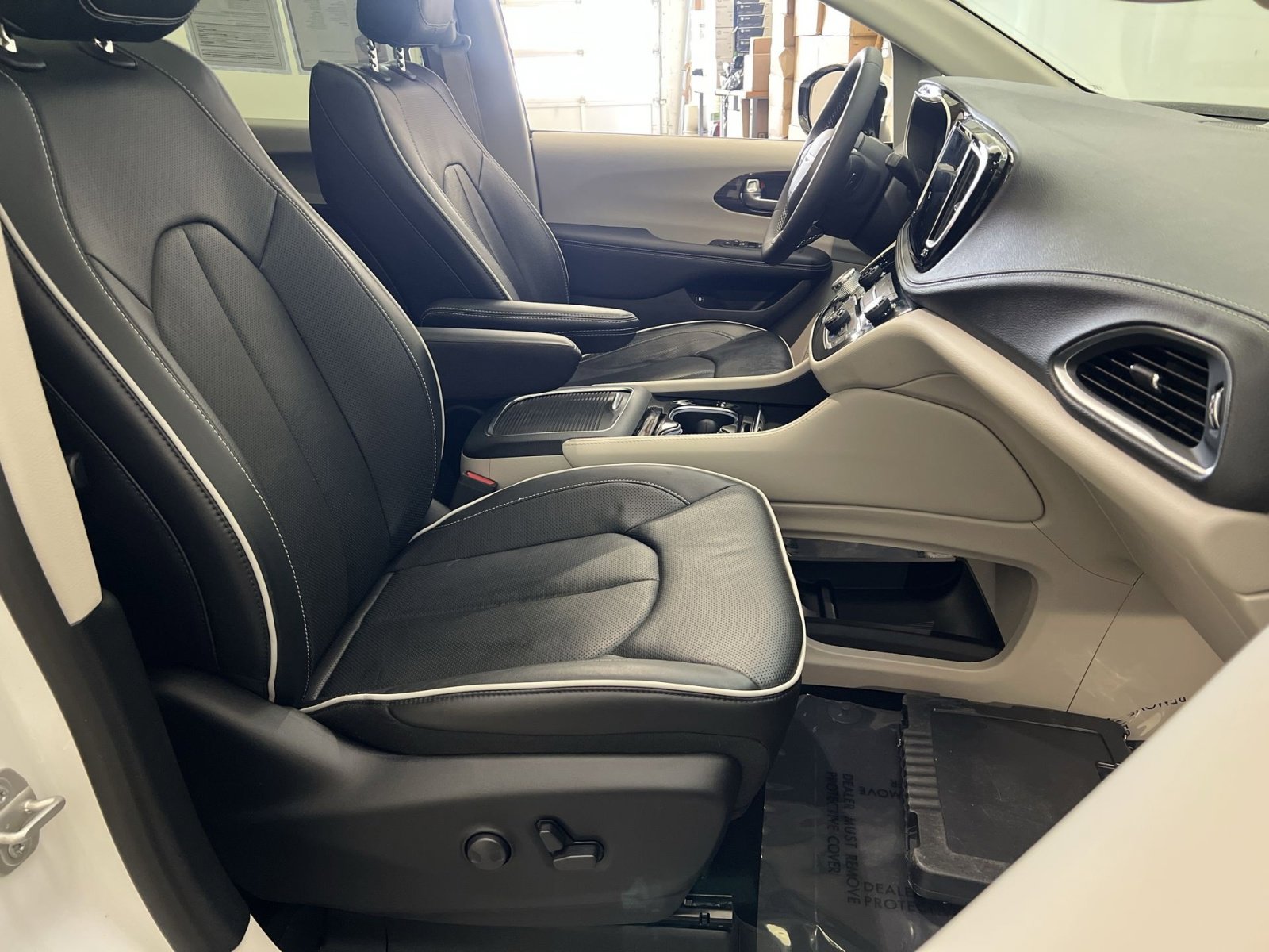 Used 2023 Chrysler Pacifica Limited image 26