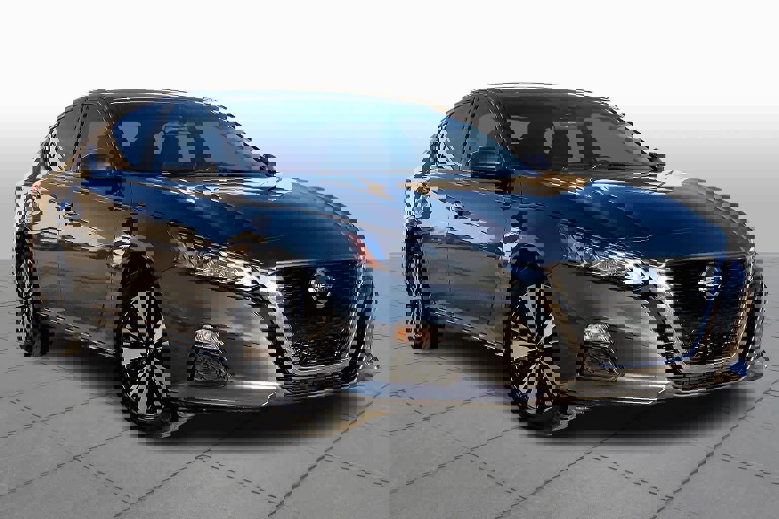 Used 2022 Nissan Altima 2.5 SV w/ SV Premium Package image 3