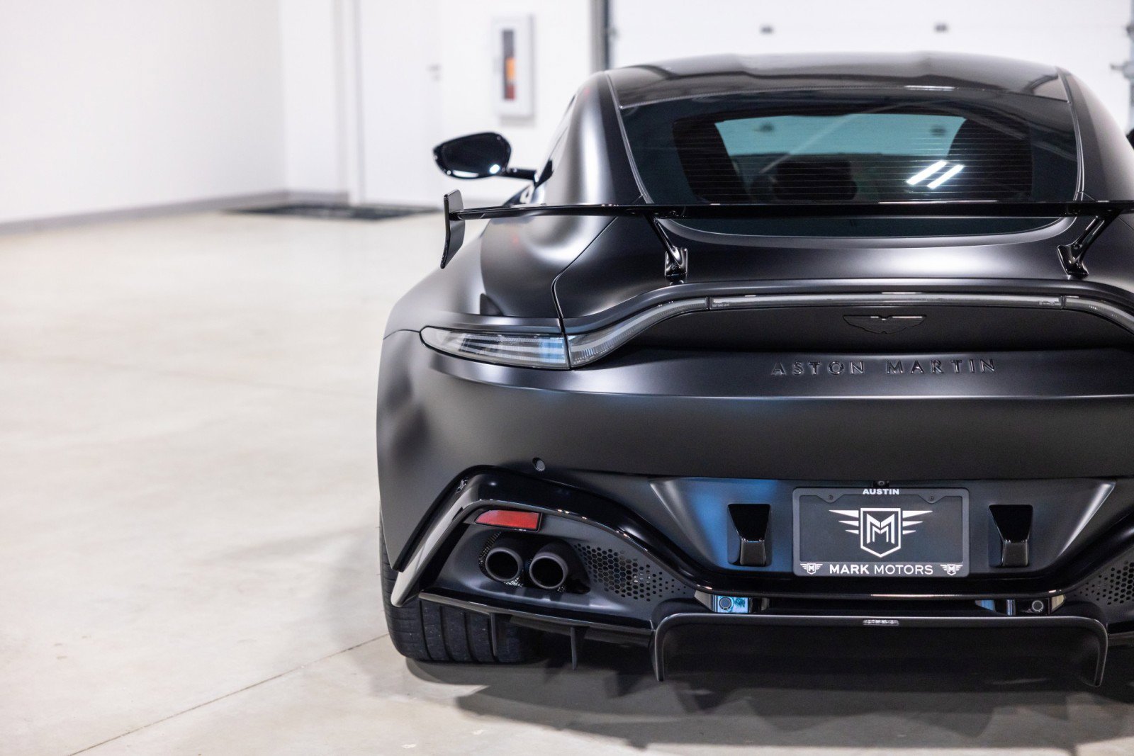 Used 2022 Aston Martin V8 Vantage Coupe RWD image 14