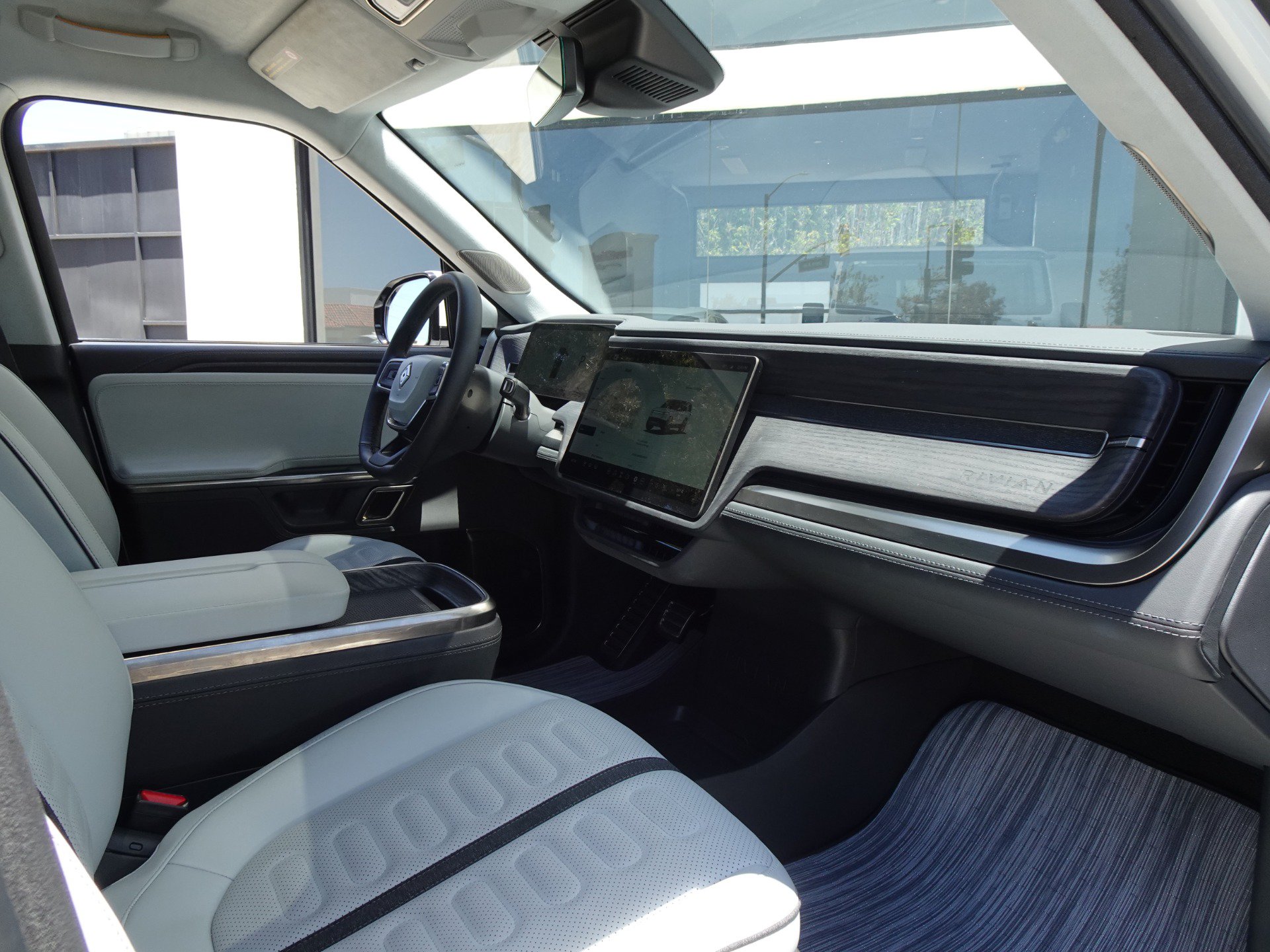 Used 2024 Rivian R1S Adventure AWD/4WD image 23