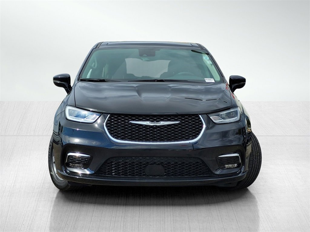 Used 2022 Chrysler Pacifica Touring-L image 2