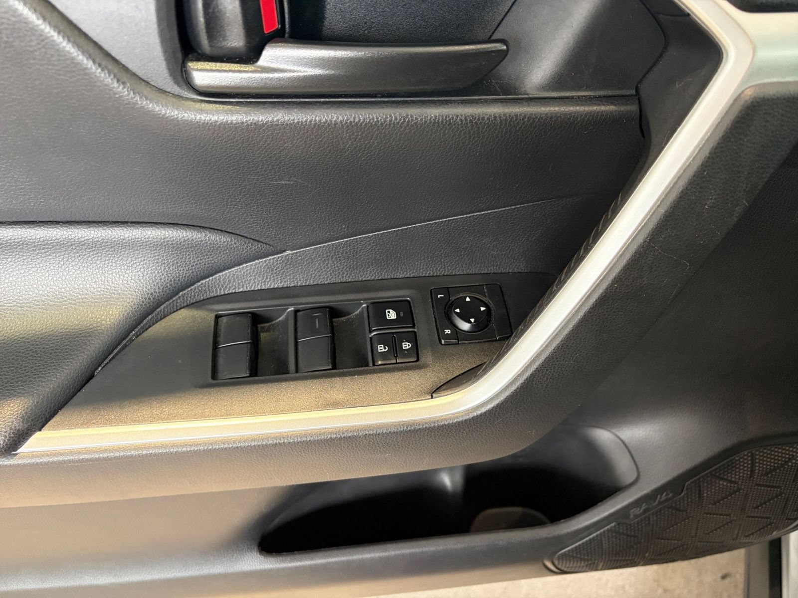 Used 2024 Toyota RAV4 LE AWD/4WD image 18