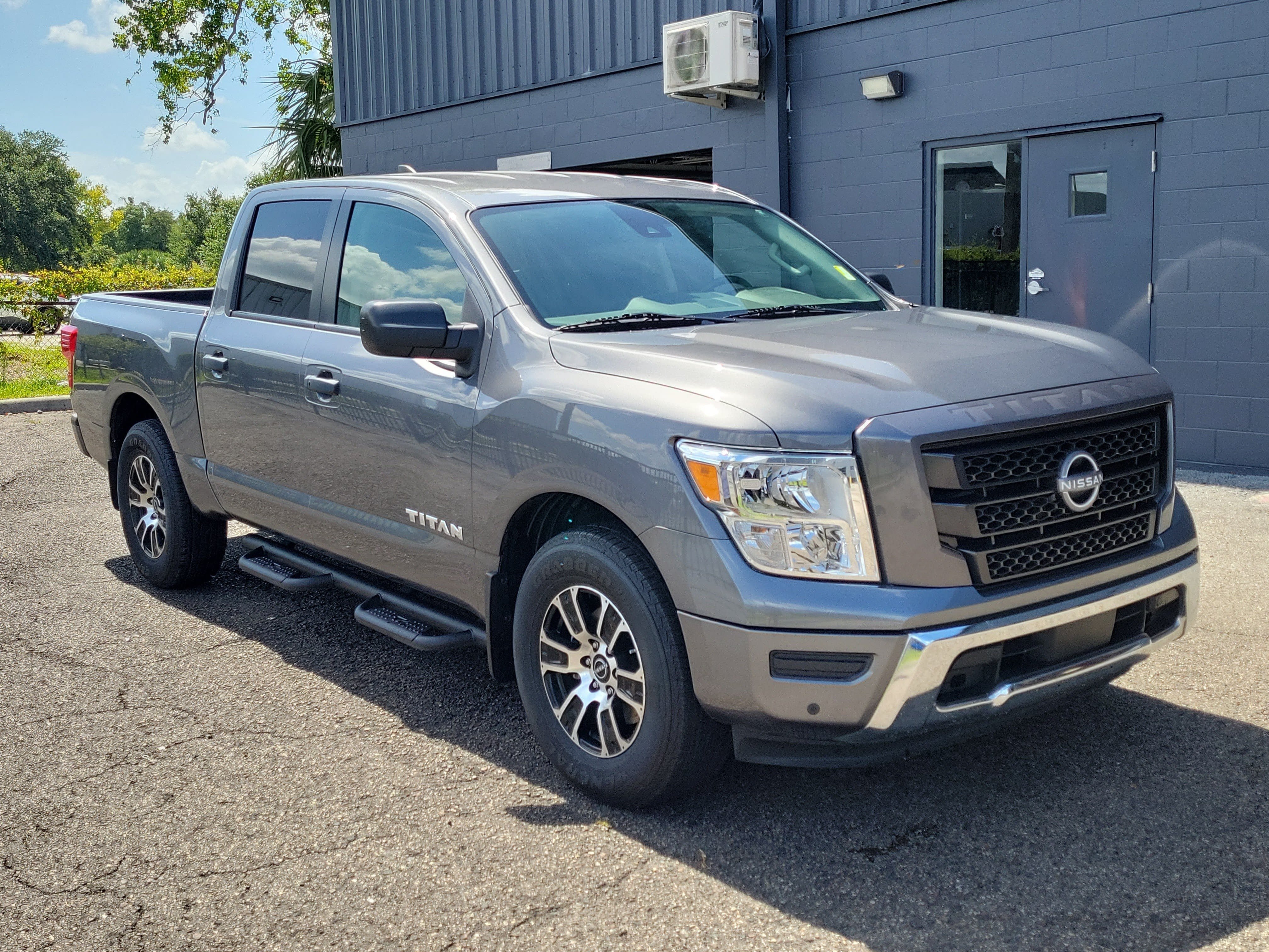 Certified 2024 Nissan Titan SV w/ SV Convenience Package RWD image 3