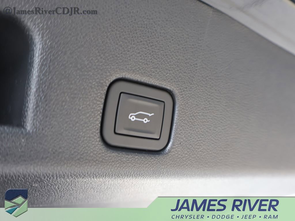 Used 2025 Buick Enclave Preferred image 17