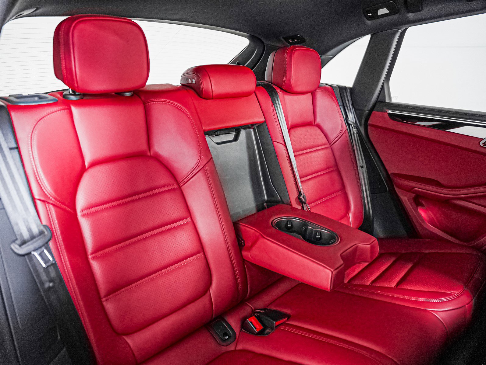 Used 2025 Porsche Macan S image 6