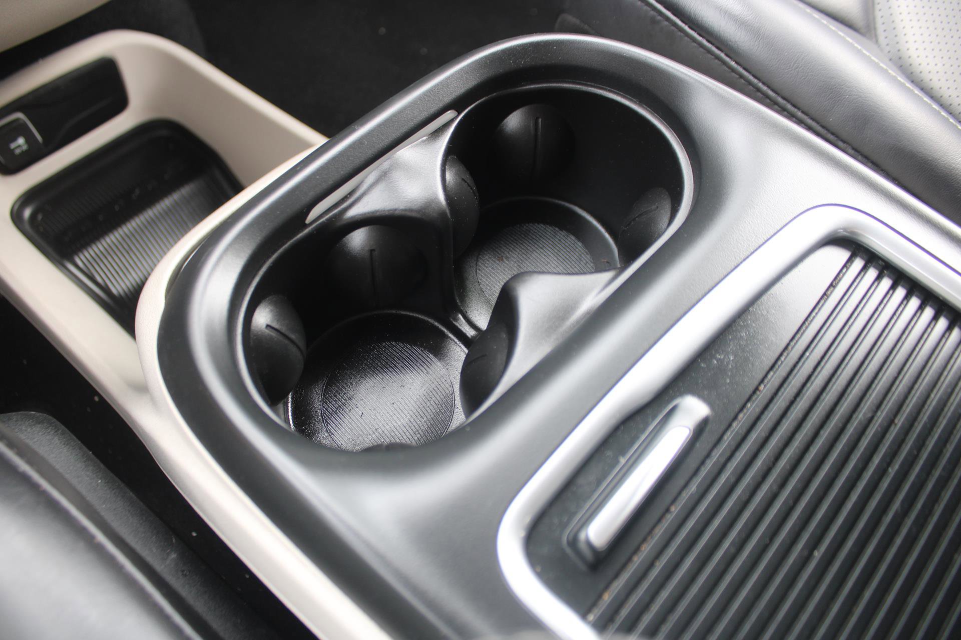 Used 2023 Chrysler Pacifica Touring-L image 14