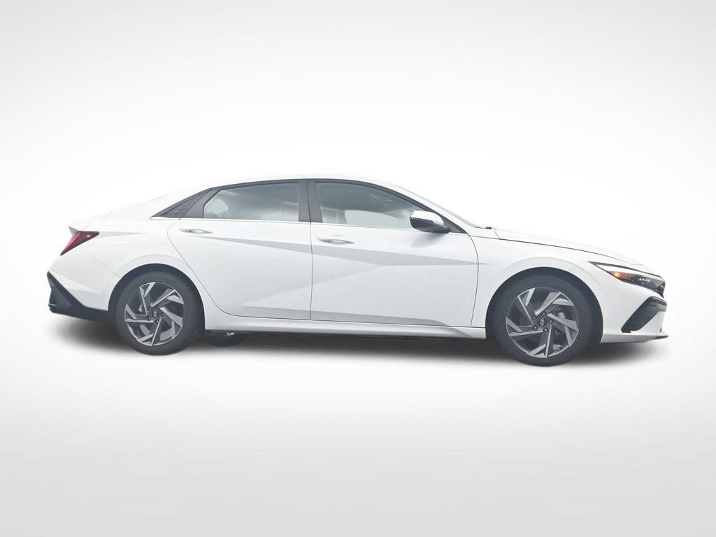 Used 2025 Hyundai Elantra Limited FWD image 32