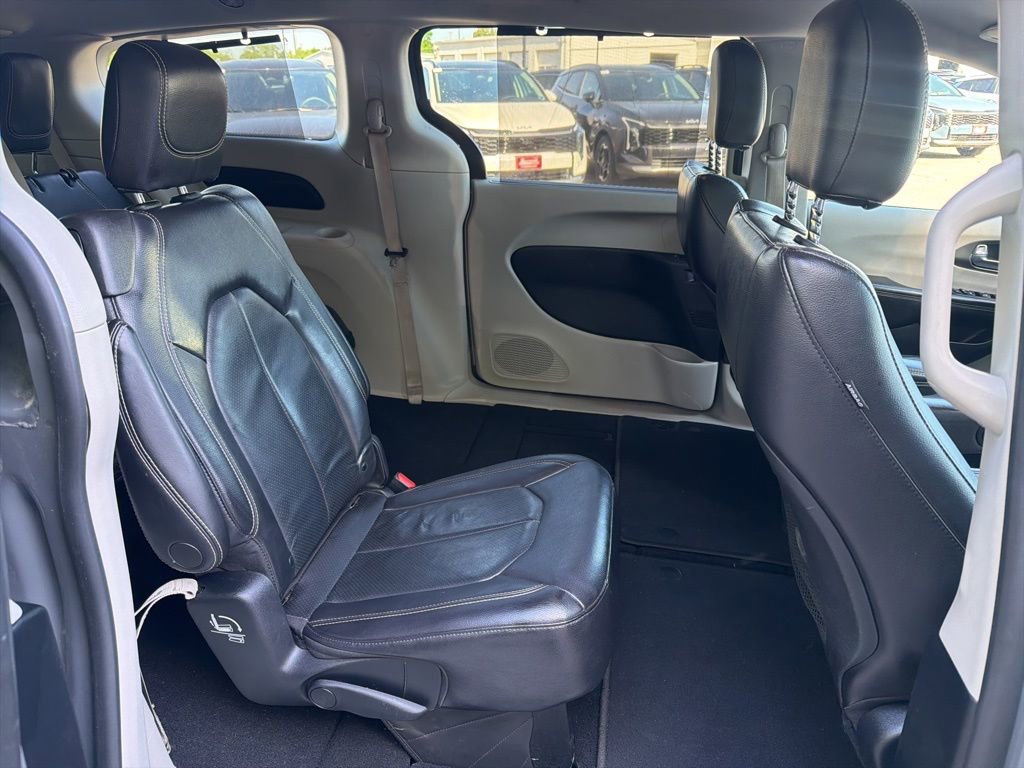 Used 2022 Chrysler Pacifica Touring-L image 24