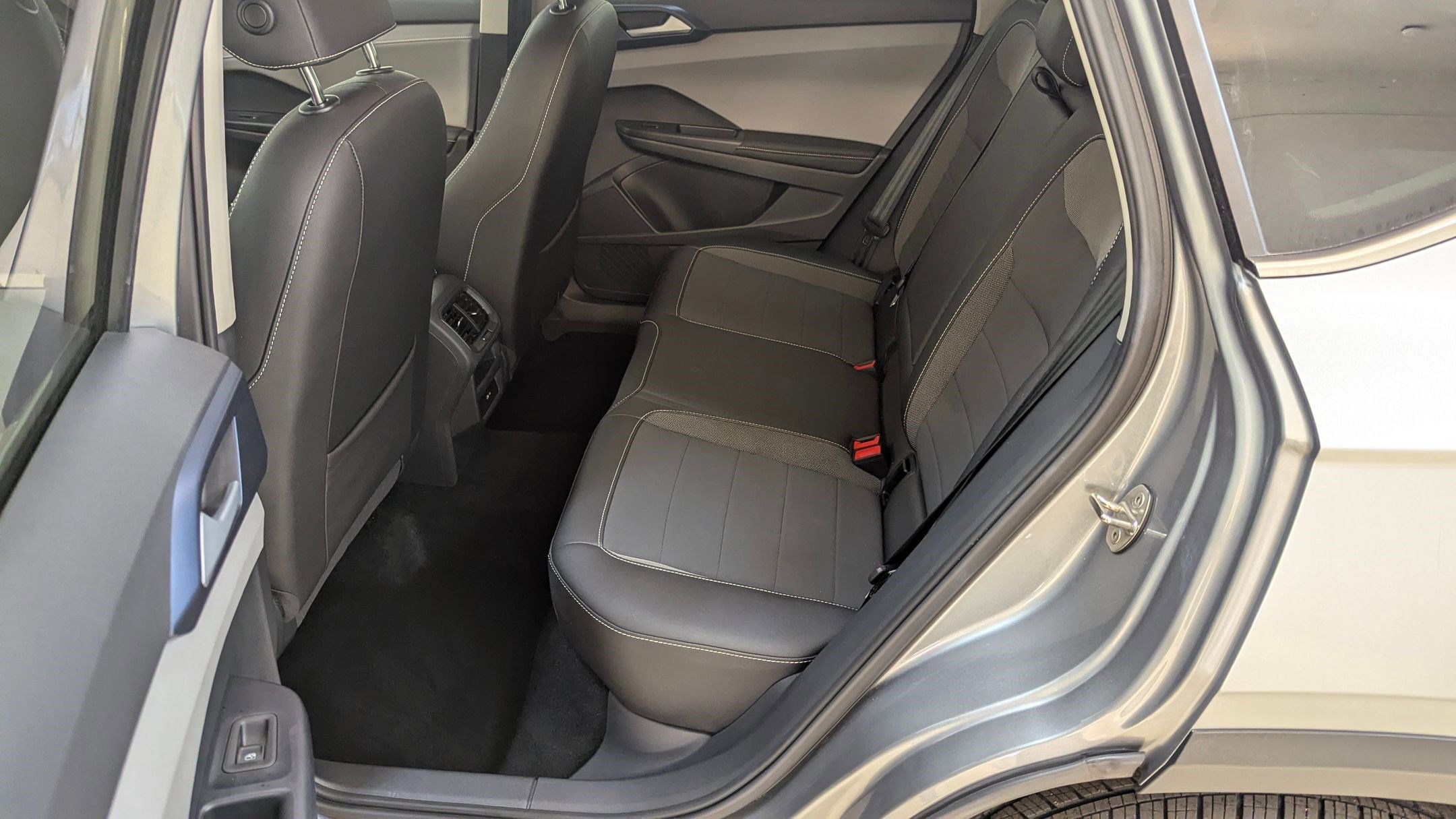 Used 2024 Volkswagen Taos SE image 14