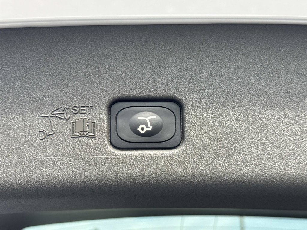 Used 2025 Lincoln Nautilus Premier AWD/4WD image 12