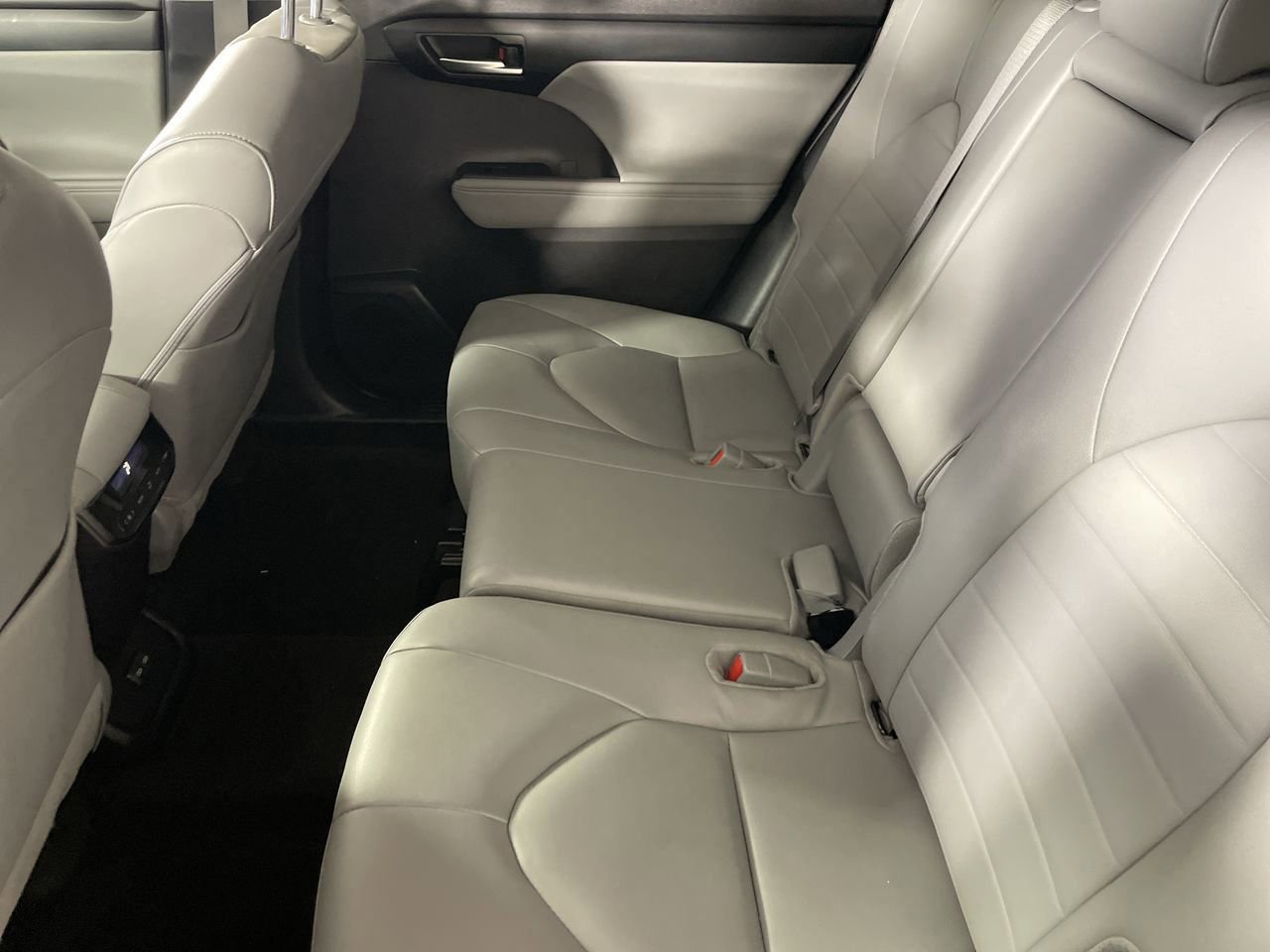 Used 2025 Toyota Highlander XLE image 23