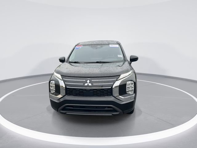 Used 2025 Mitsubishi Outlander ES FWD image 2