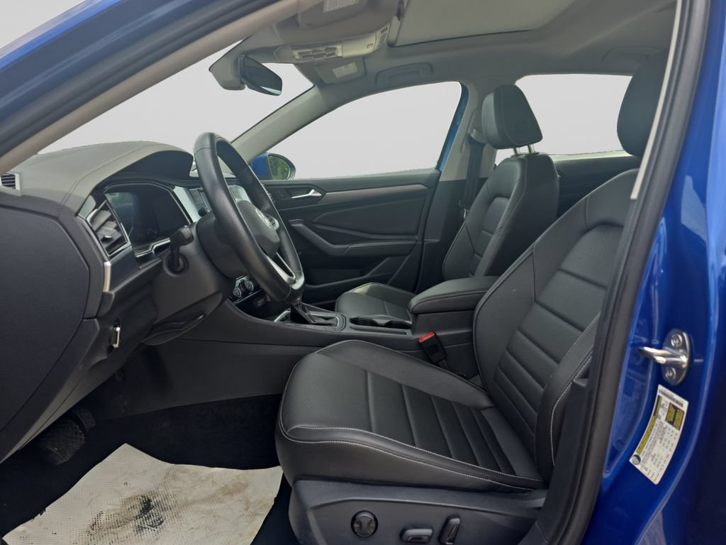 Used 2024 Volkswagen Jetta SE FWD image 3