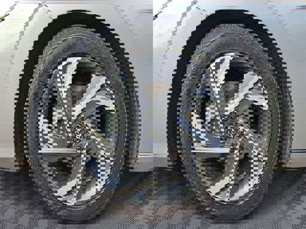 Used 2025 Hyundai Elantra Limited image 8