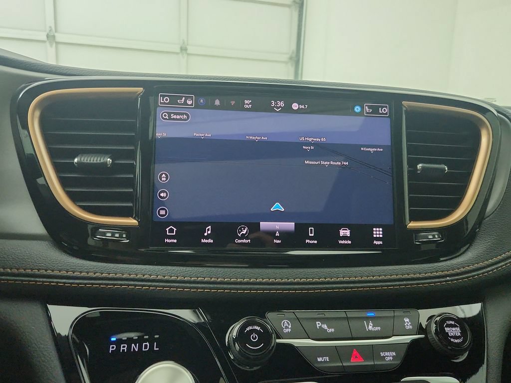 New 2027 Chrysler Pacifica Pinnacle w/ Theater Group AWD/4WD image 25