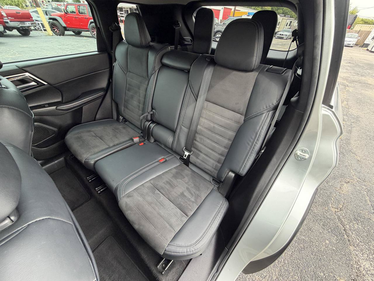 Used 2023 Mitsubishi Outlander SE FWD image 11