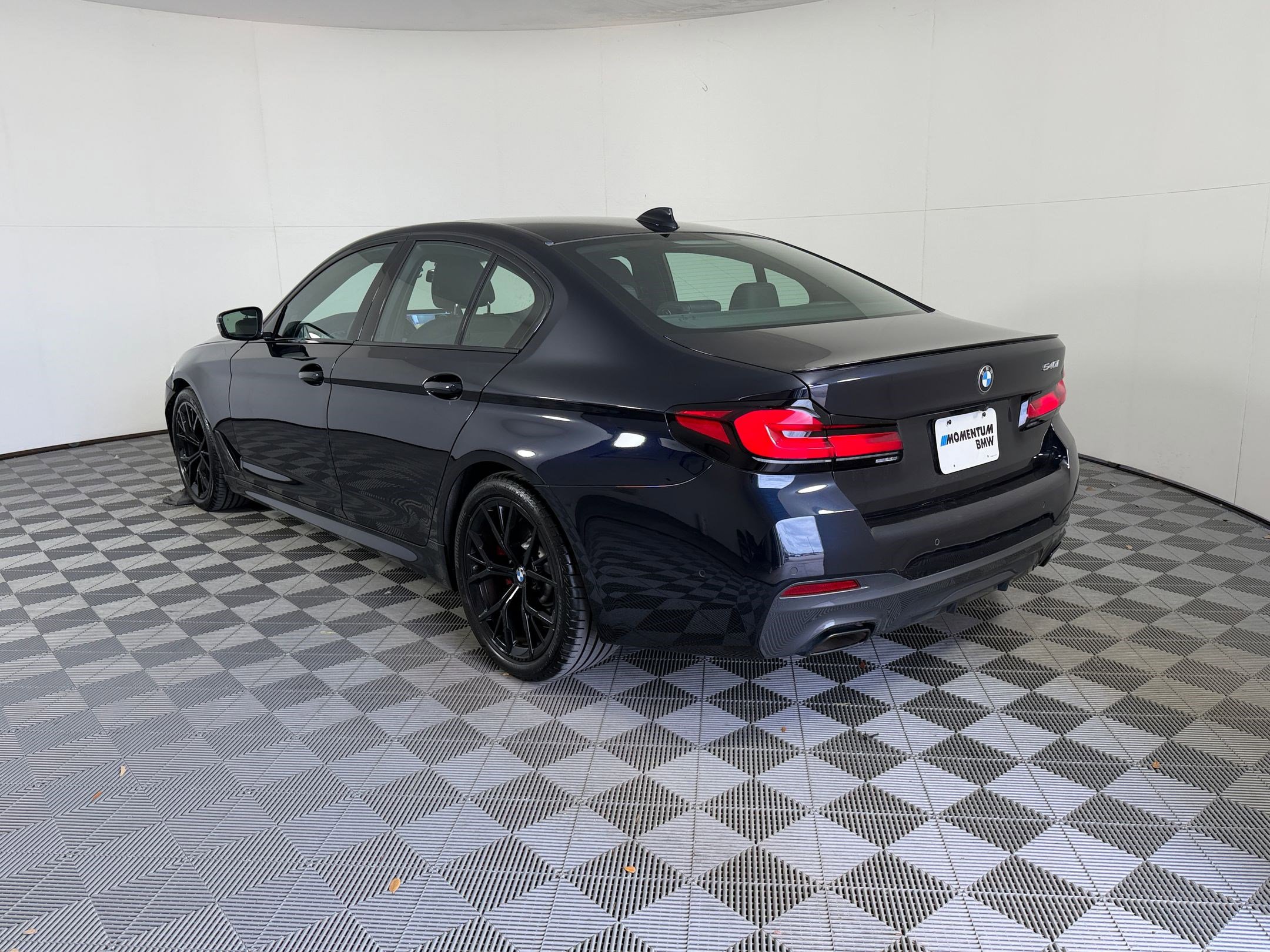 Used 2023 BMW 540i w/ M Sport Package RWD image 3