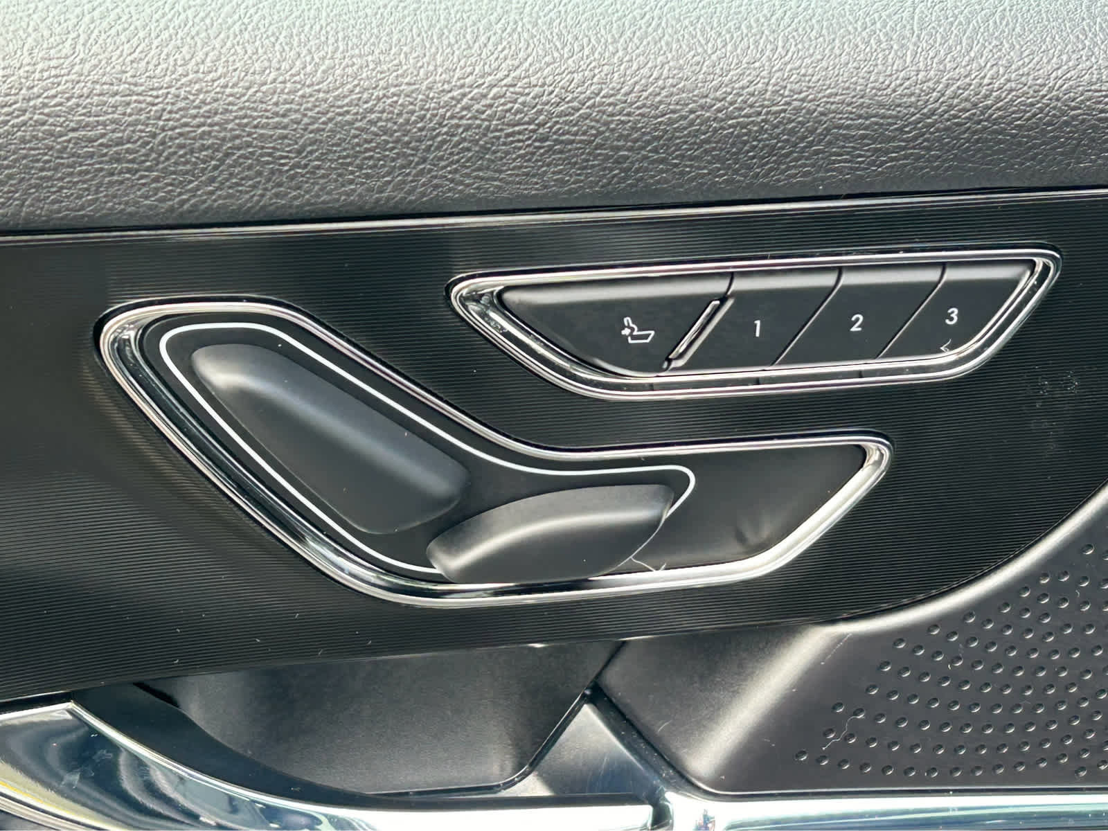 Used 2024 Lincoln Corsair Grand Touring w/ Rear Removable Package Tray image 18