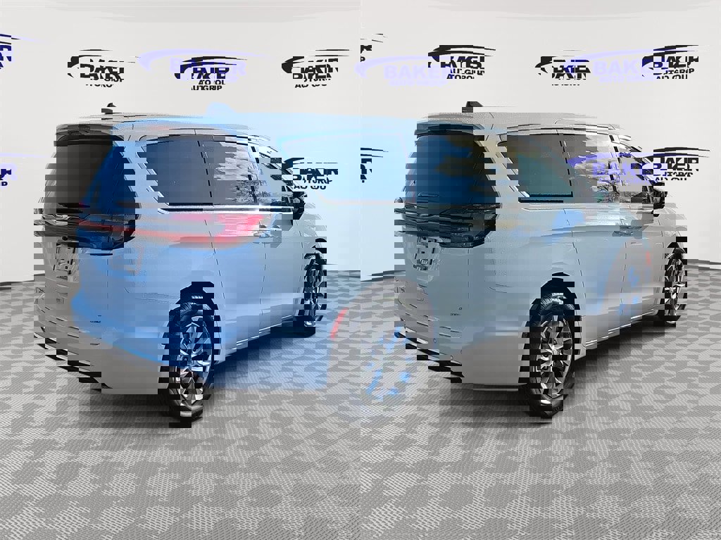 New 2026 Chrysler Pacifica Select image 3