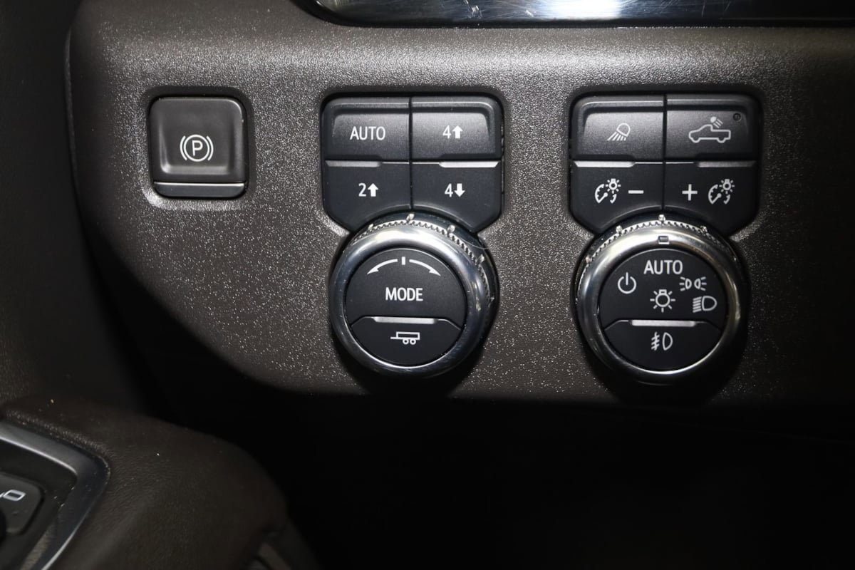 Used 2023 GMC Sierra 1500 SLT w/ SLT Convenience Package AWD/4WD image 32