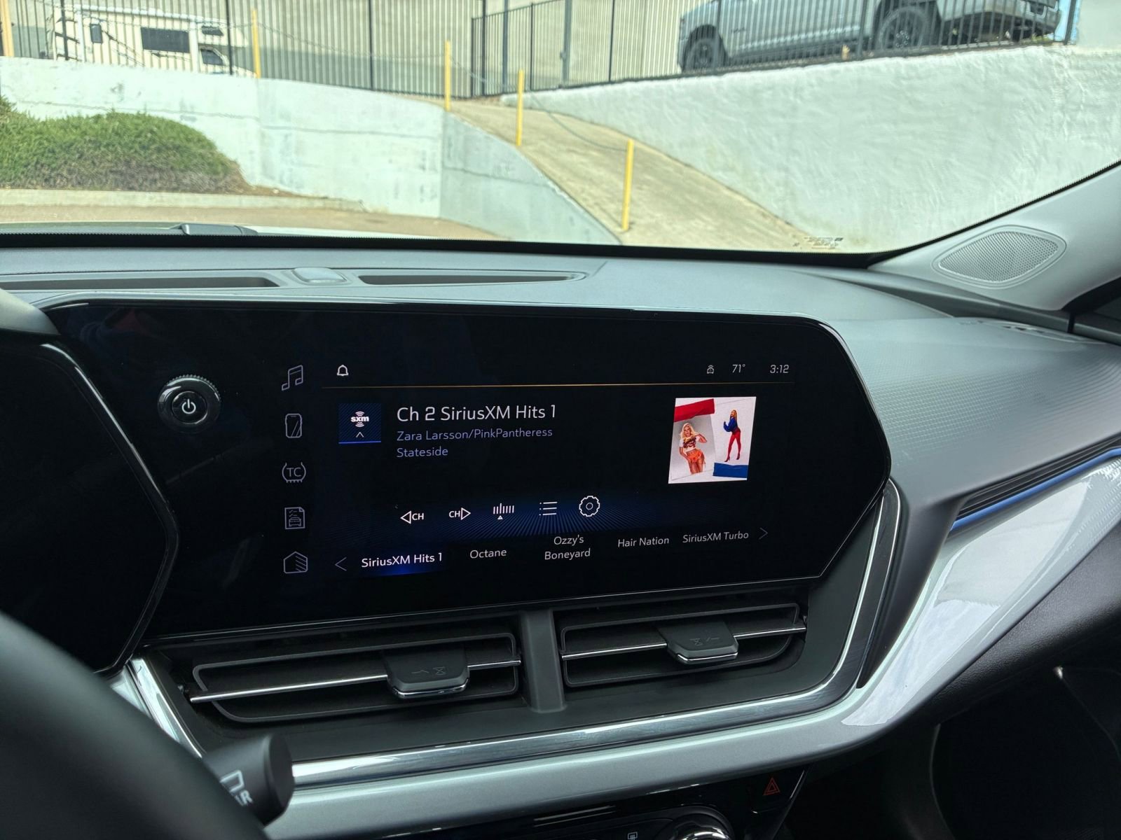 Used 2025 Chevrolet Trax LT w/ LT Convenience Package FWD image 20