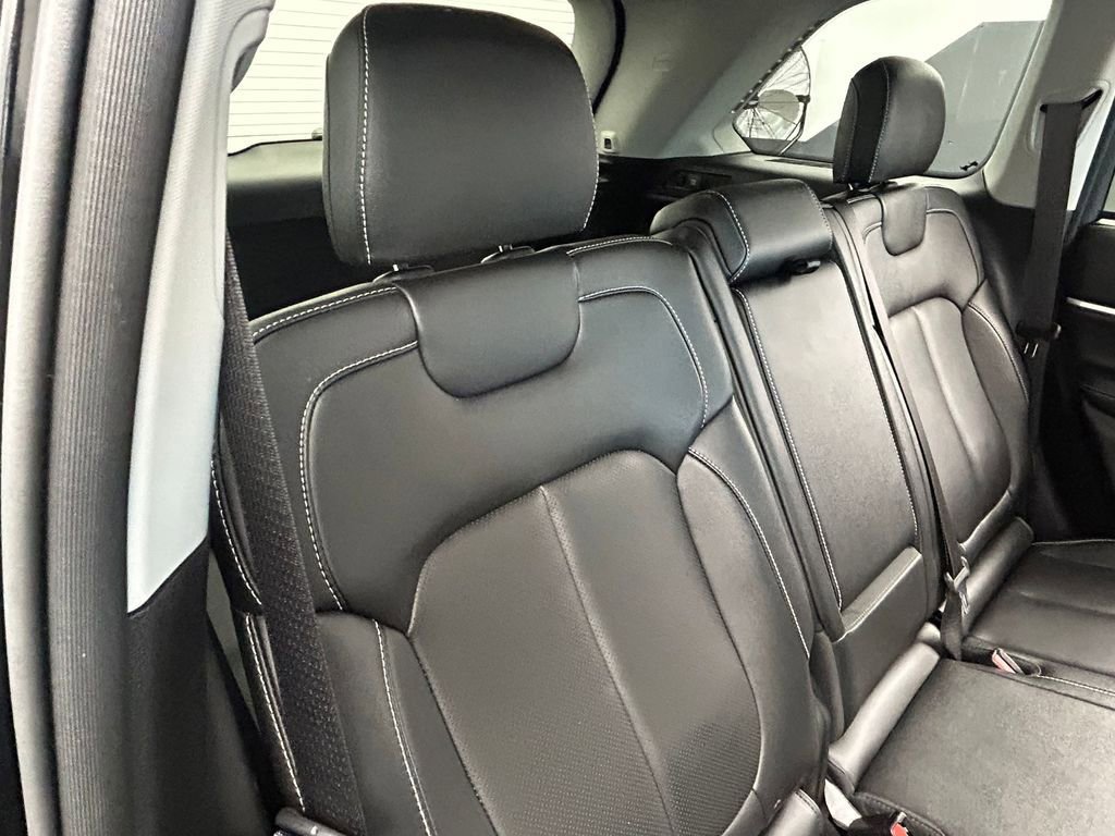 Used 2024 Jeep Grand Cherokee Limited w/ Luxury Tech Group II image 42