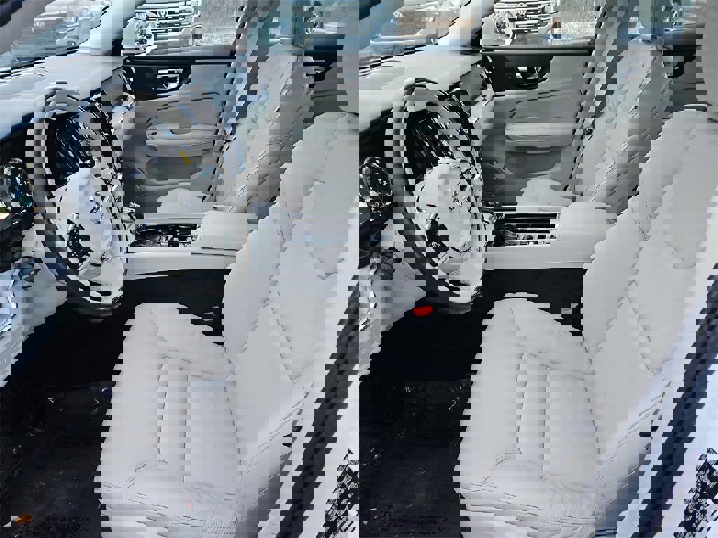 Used 2020 Volvo S60 T6 Momentum w/ Protection Package Premier image 32