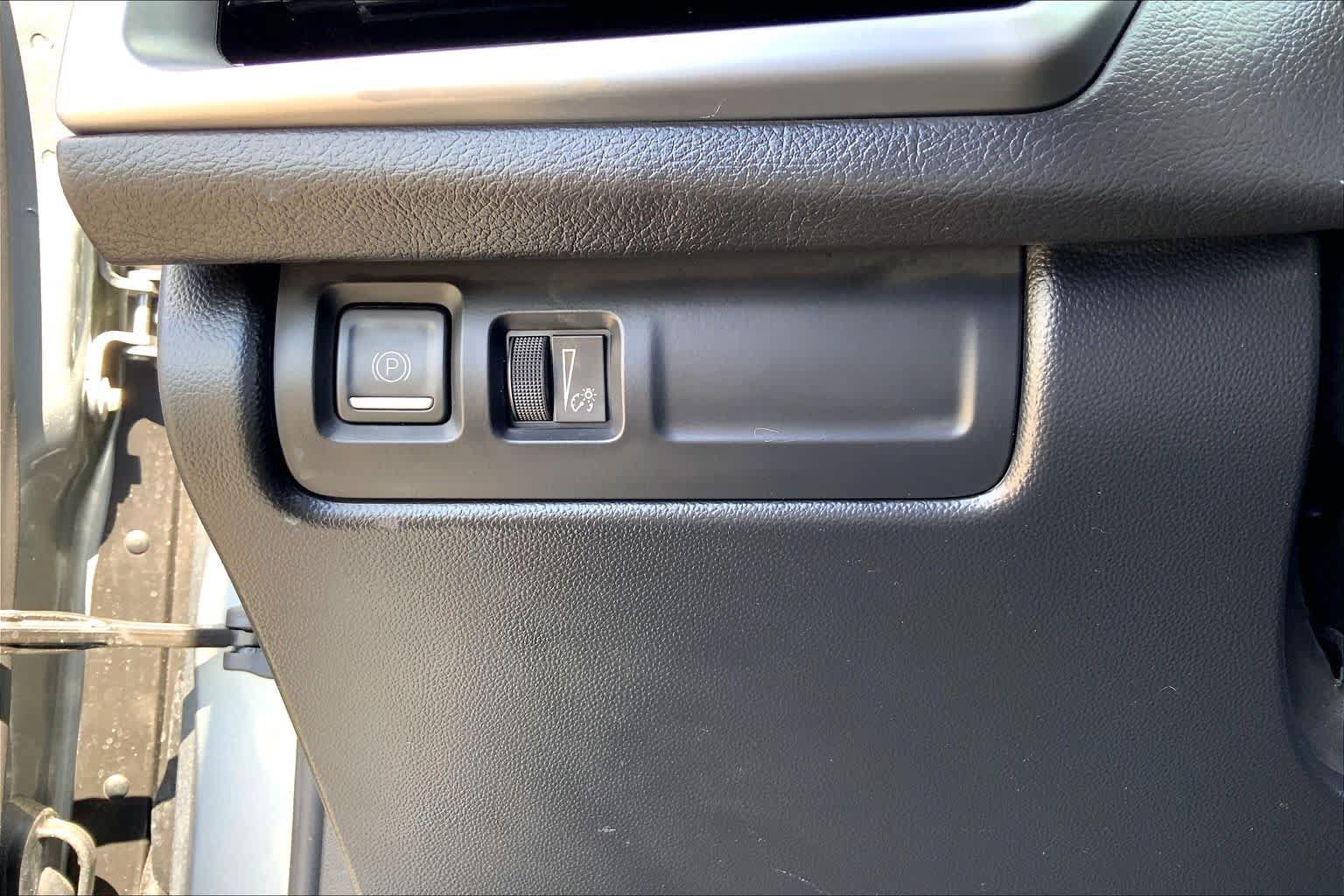 Used 2025 Cadillac XT4 Premium Luxury w/ Technology Package FWD image 33