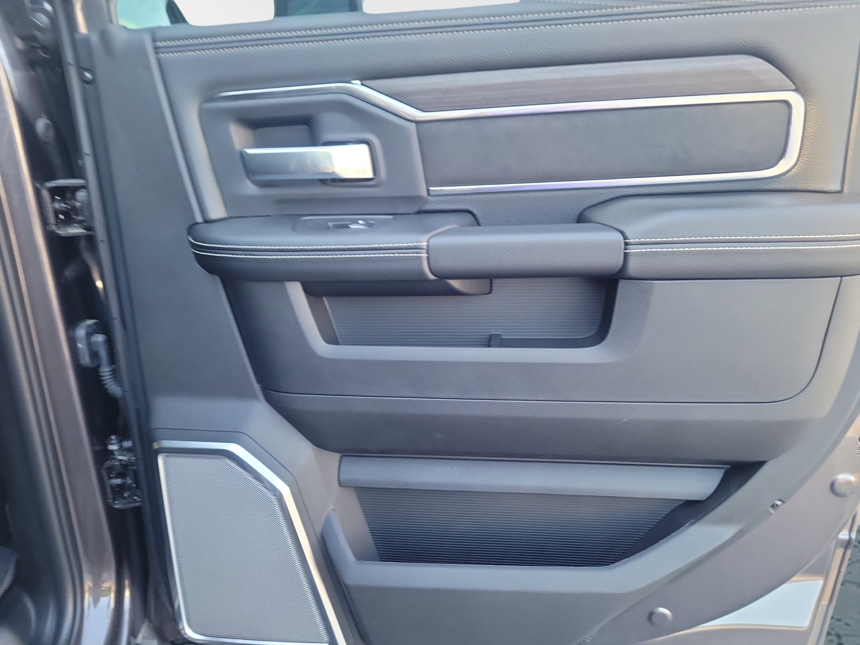 New 2026 RAM 2500 Laramie AWD/4WD image 17