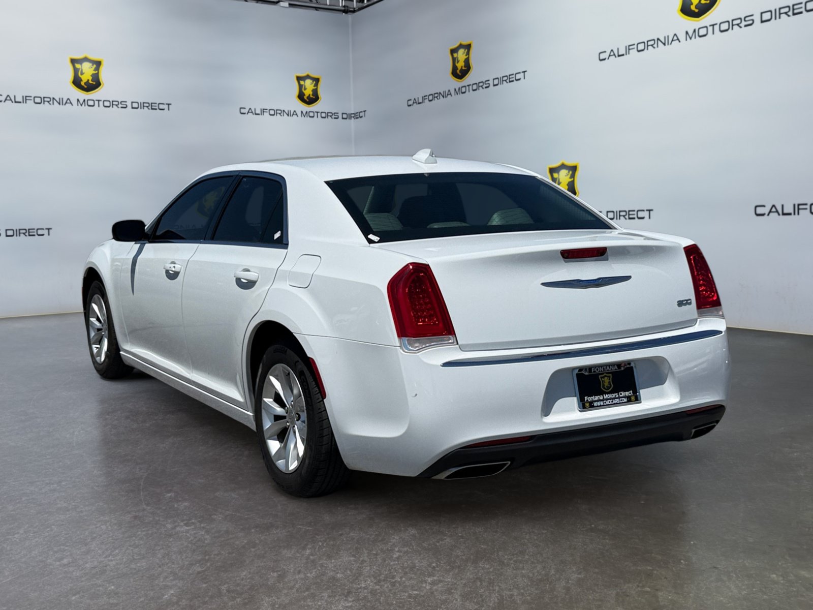 Used 2019 Chrysler 300 Touring RWD image 3