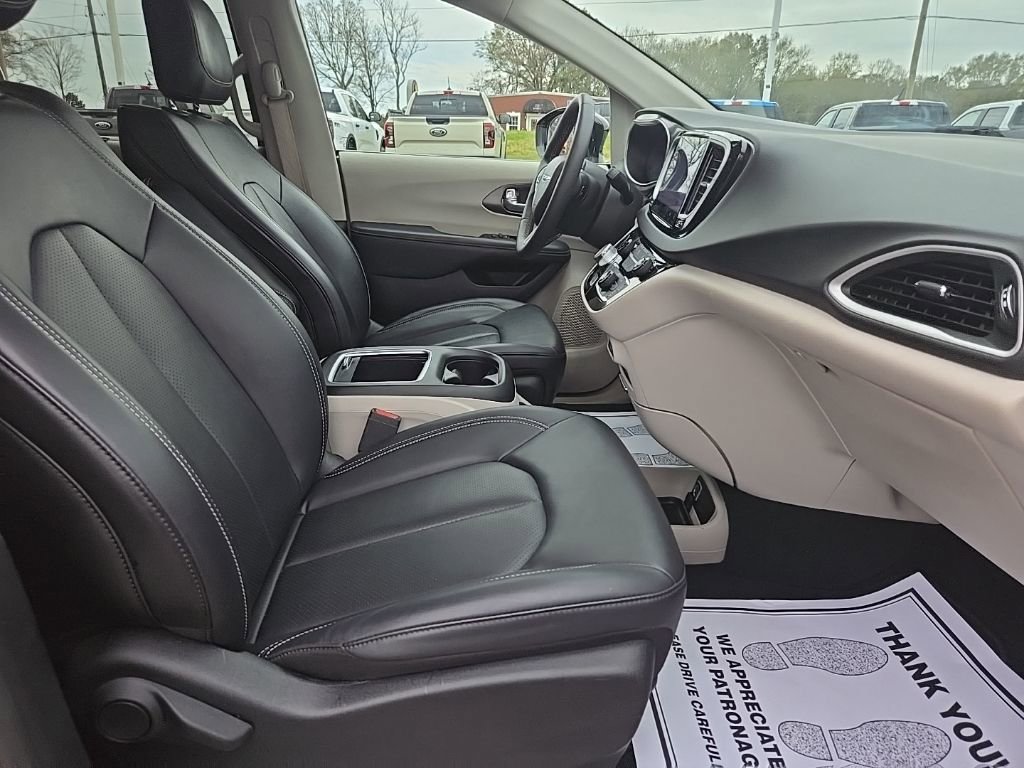 Used 2024 Chrysler Pacifica Touring-L image 21