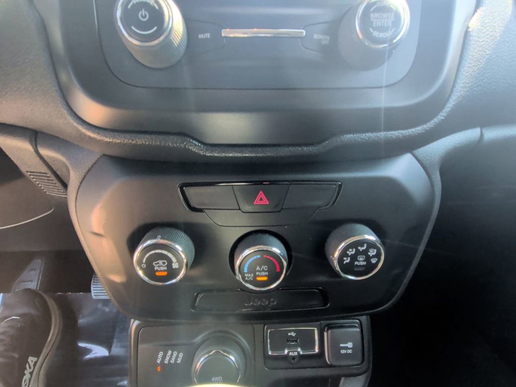 Used 2020 Jeep Renegade Sport w/ Sport Appearance Group AWD/4WD image 19