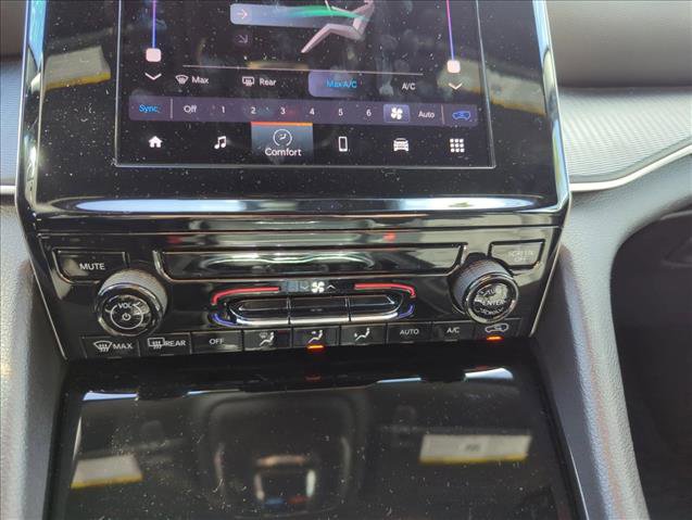 Used 2024 Jeep Grand Cherokee Laredo image 7