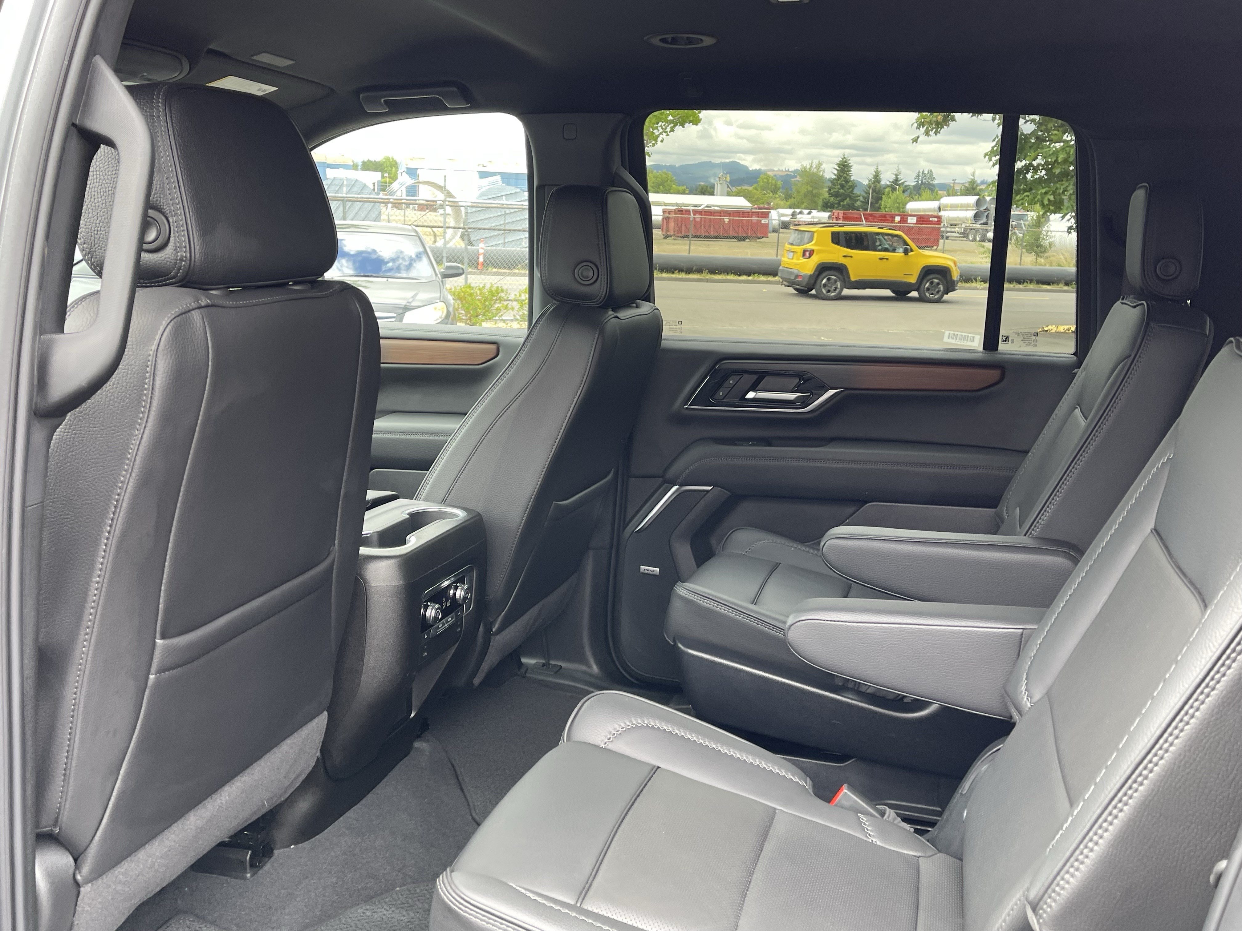 Used 2025 GMC Yukon XL Denali AWD/4WD image 14