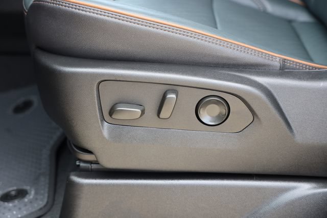 Used 2025 GMC Yukon AT4 AWD/4WD image 24