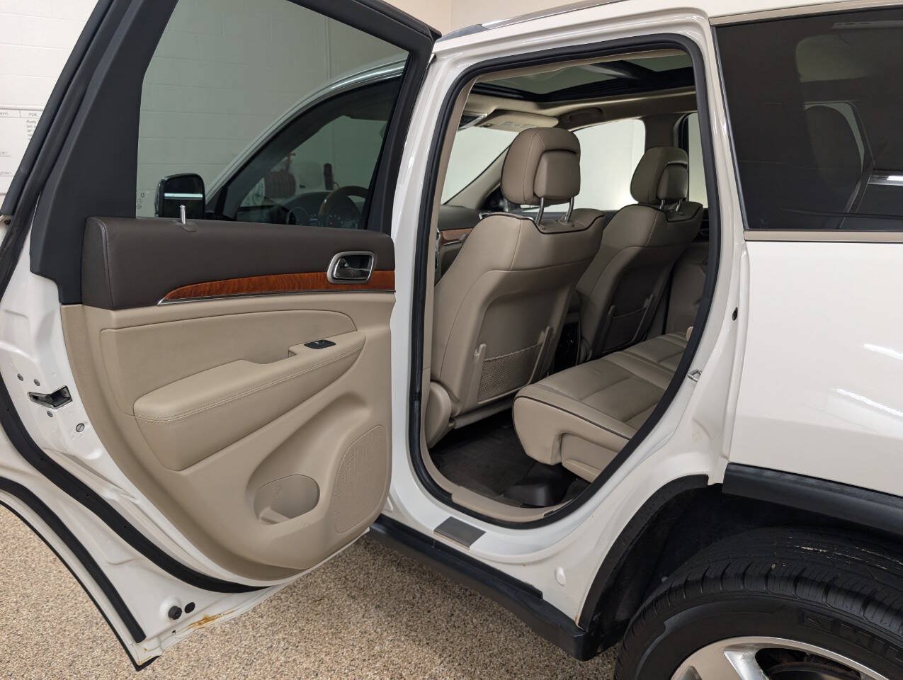 Used 2012 Jeep Grand Cherokee Overland w/ Mopar Chrome Edition Group AWD/4WD image 13
