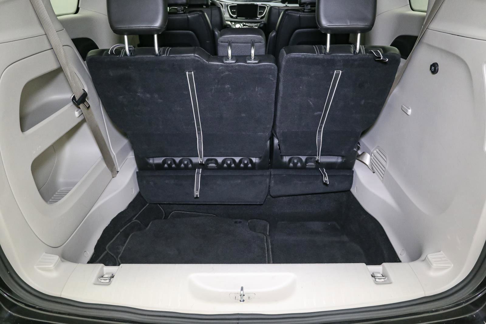 Used 2024 Chrysler Pacifica Touring-L image 11