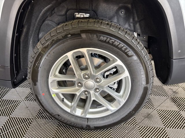 New 2025 Jeep Grand Cherokee Laredo X w/ Luxury Tech Group I image 13