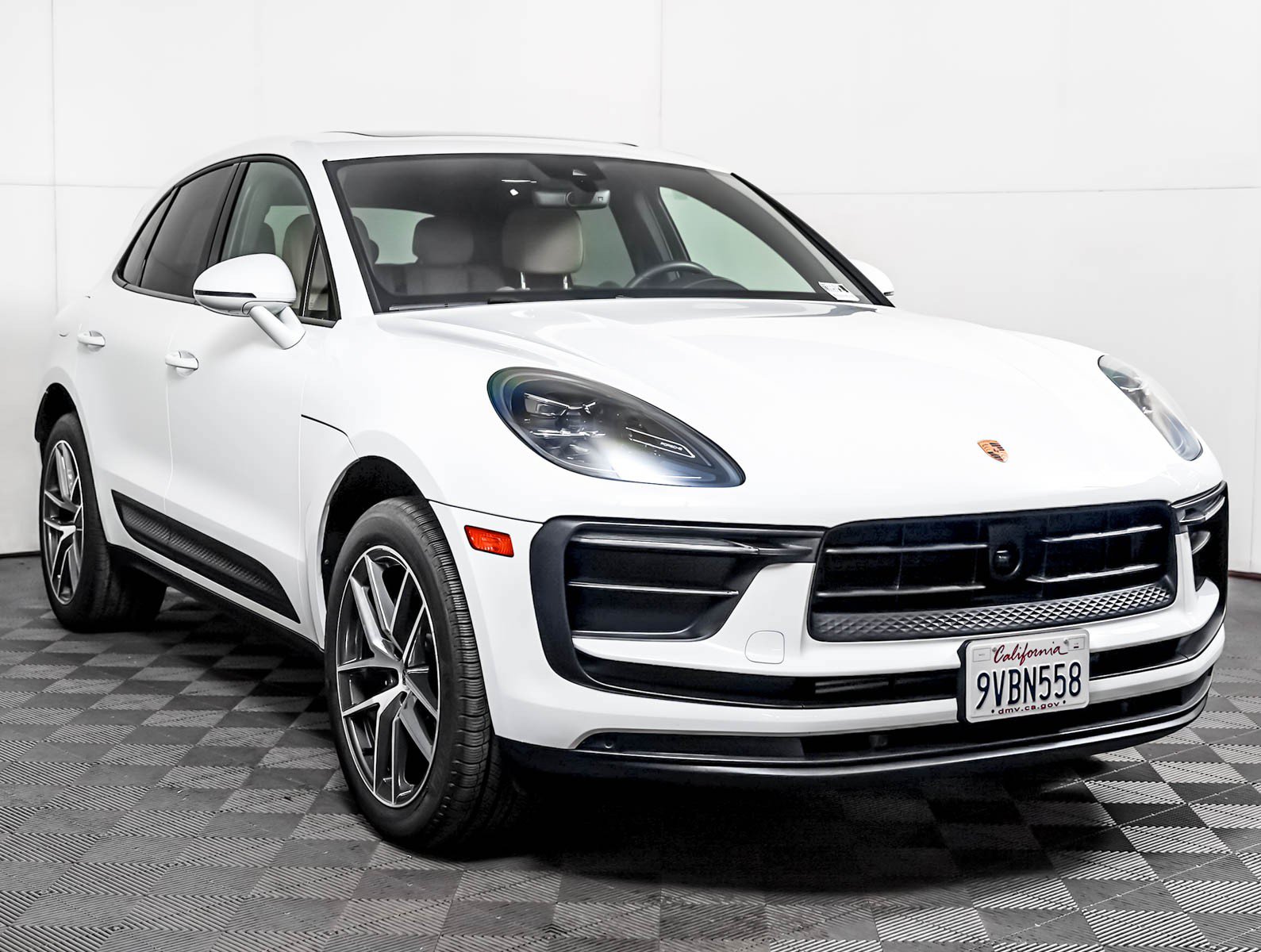 Certified 2026 Porsche Macan AWD/4WD image 8