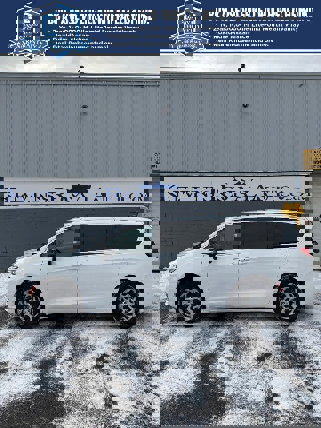 Used 2024 Chrysler Pacifica Limited w/ Uconnect Theater Family Group