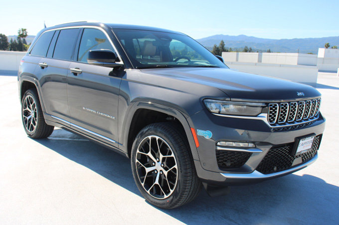 Used 2023 Jeep Grand Cherokee Summit AWD/4WD image 2