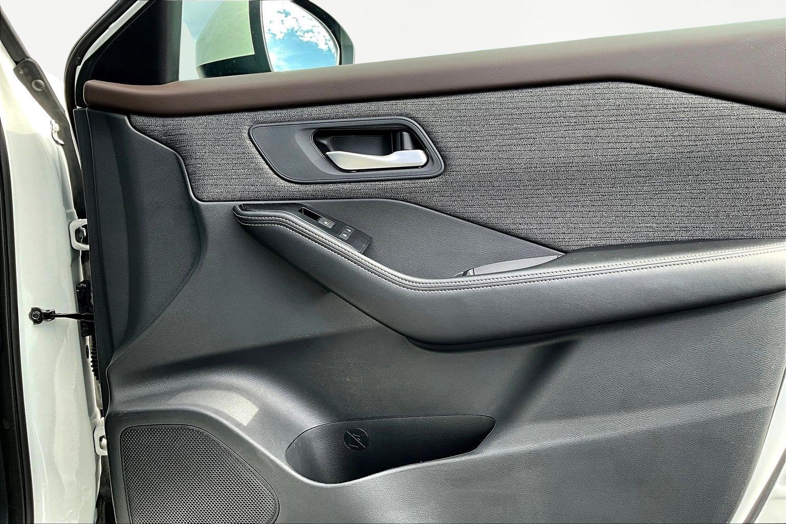 Used 2023 Nissan Rogue SV image 30