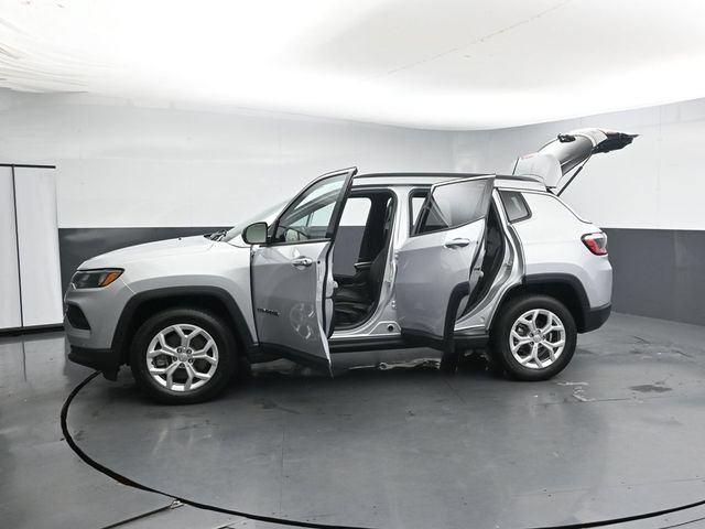 Used 2024 Jeep Compass Latitude AWD/4WD image 34