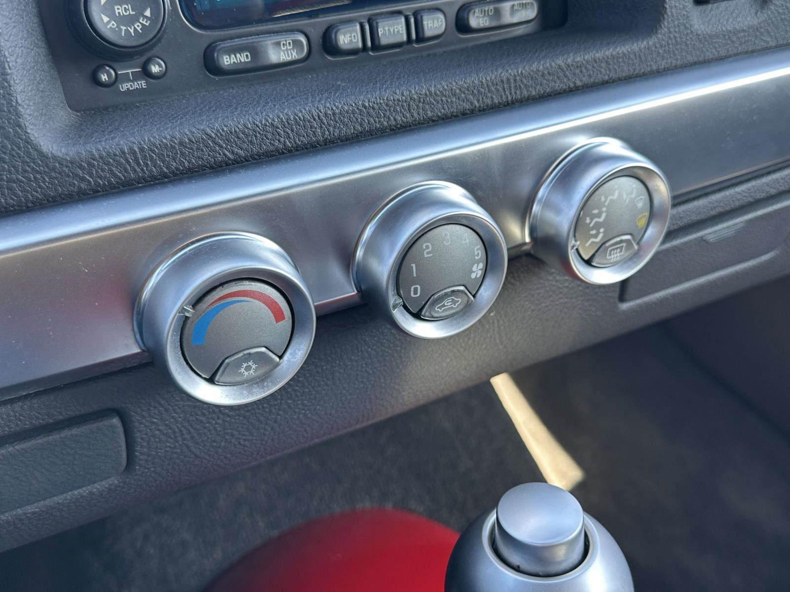 Used 2003 Chevrolet SSR w/ Preferred Equipment Group image 27